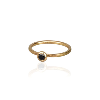 goldener Ring mit schwarzem Diamant 